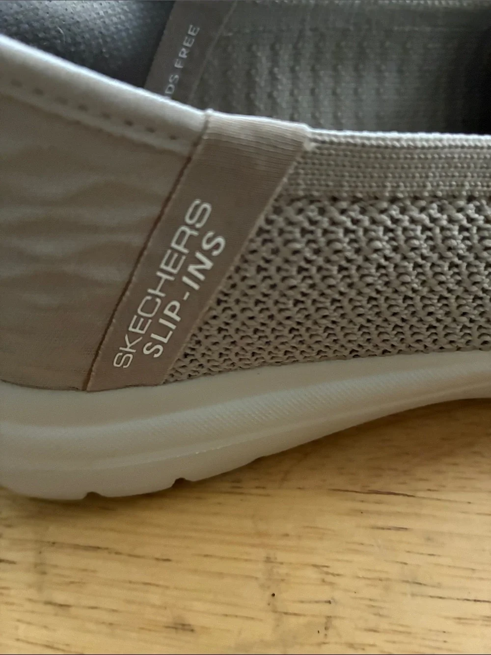 Skechers Knit Slip-On Sneakers in Taupe Wonen’s size 8.5  Great condition